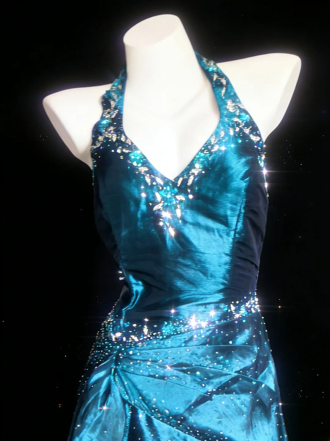 Robe de bal longue sans manches en taffetas bleu marine, col halter sirène élégant, ornée de perles et d'un corsage perlé. Inspiration pour les tenues d'anniversaire des adolescentes (AS061).