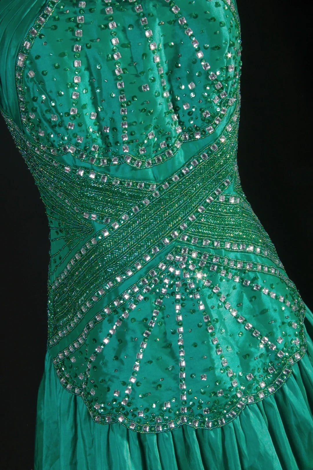 Vintage A-Linien-Partykleid aus grünem Satin mit Perlen im eleganten Retro-Stil der 1950er Jahre – perfekt für Geburtstage, Dinnerpartys und Abschlussbälle (AS061)