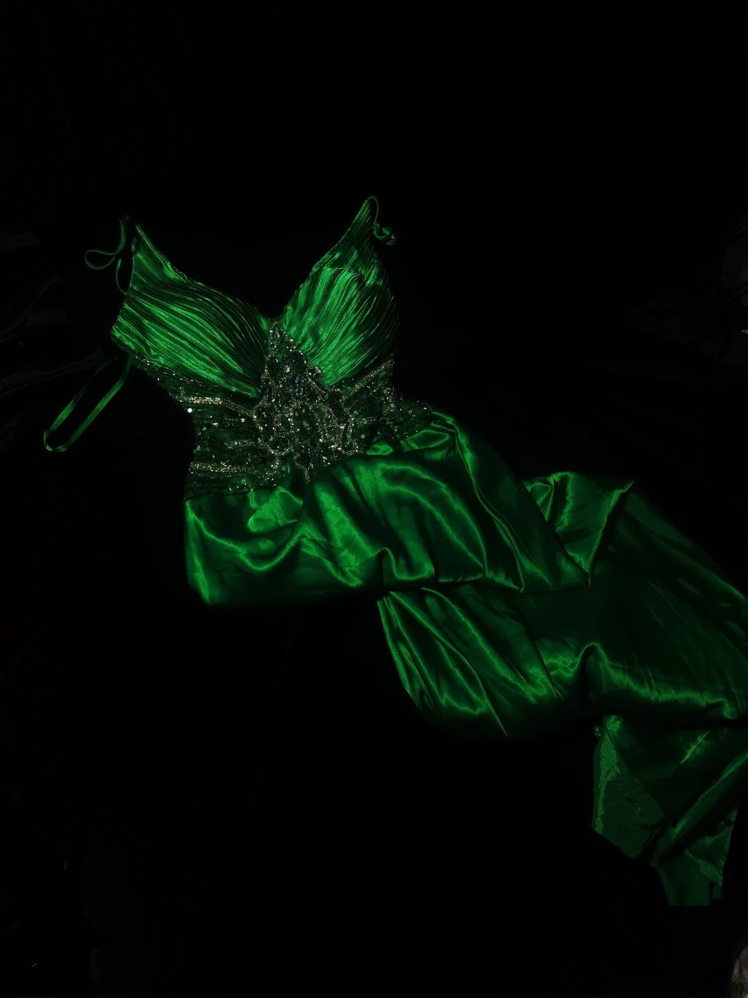 Robe de soirée longue vert foncé en satin, coupe trapèze, bretelles spaghetti, style modeste. Inspiration pour bal de fin d'année AS064