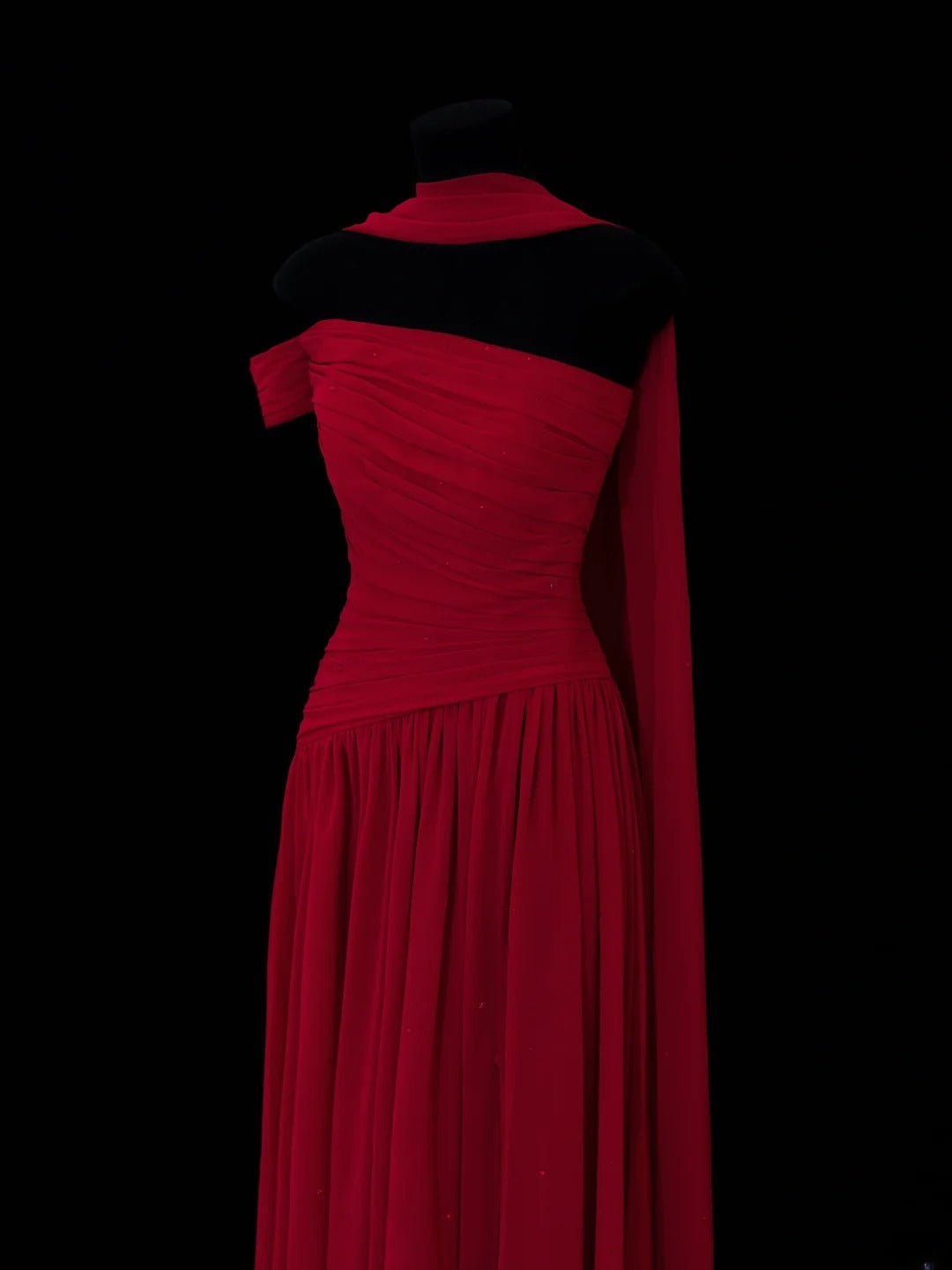 Robe de bal longue élégante style années 50, coupe trapèze, asymétrique, en mousseline rouge plissée, SA071