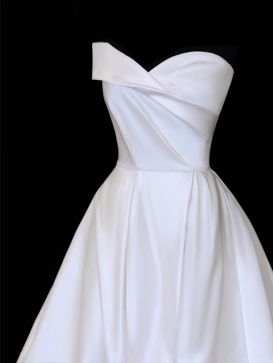 Elegantes, langes, weißes Ballkleid mit Herzausschnitt und plissierten Ärmeln (Modell SA083)