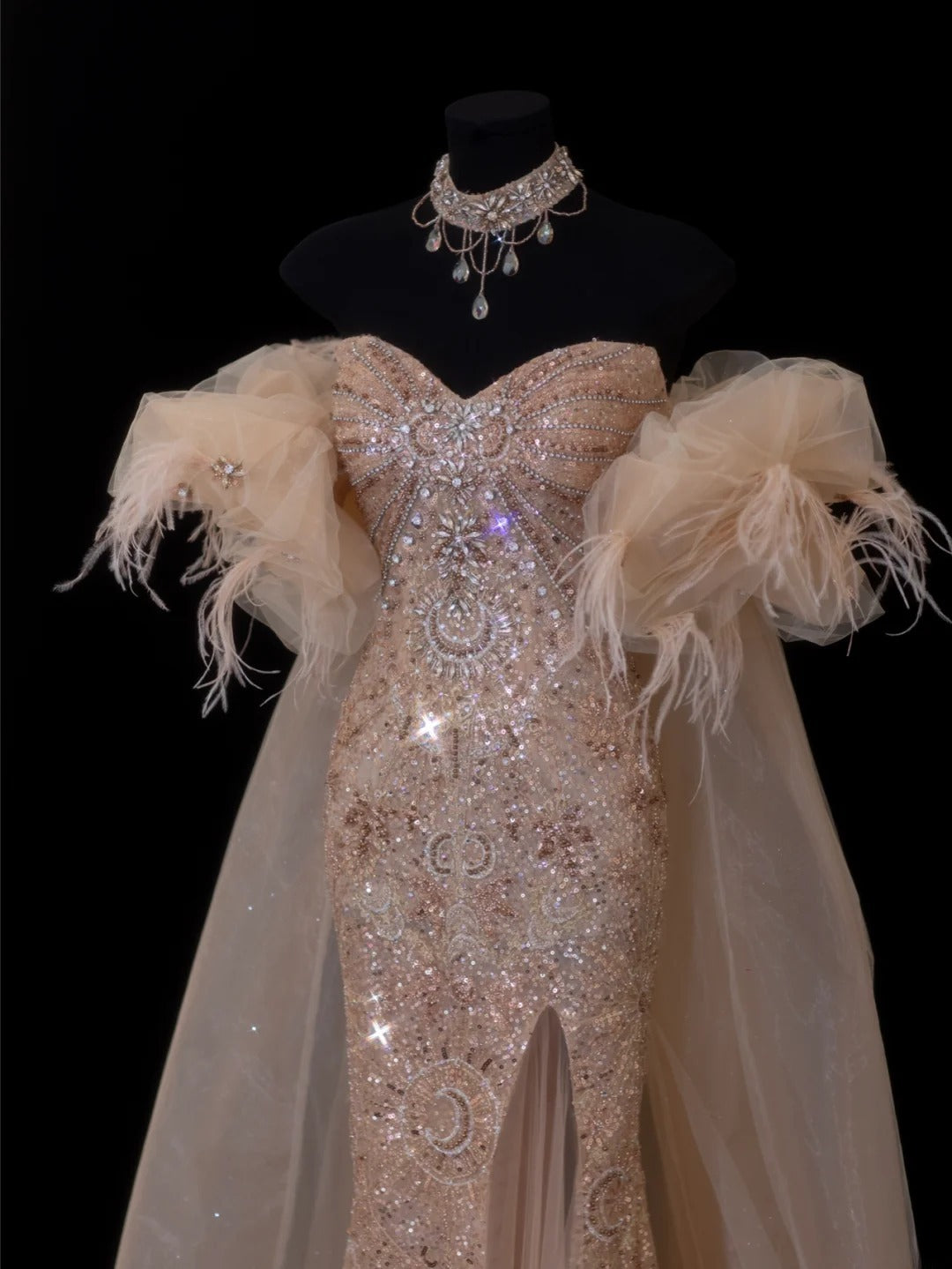 Elegantes, schlichtes Ballkleid im Meerjungfrauen-Stil mit Herzausschnitt, Goldperlen und Pailletten, langem Cape mit Schlitz – ein echter Hingucker! SA086