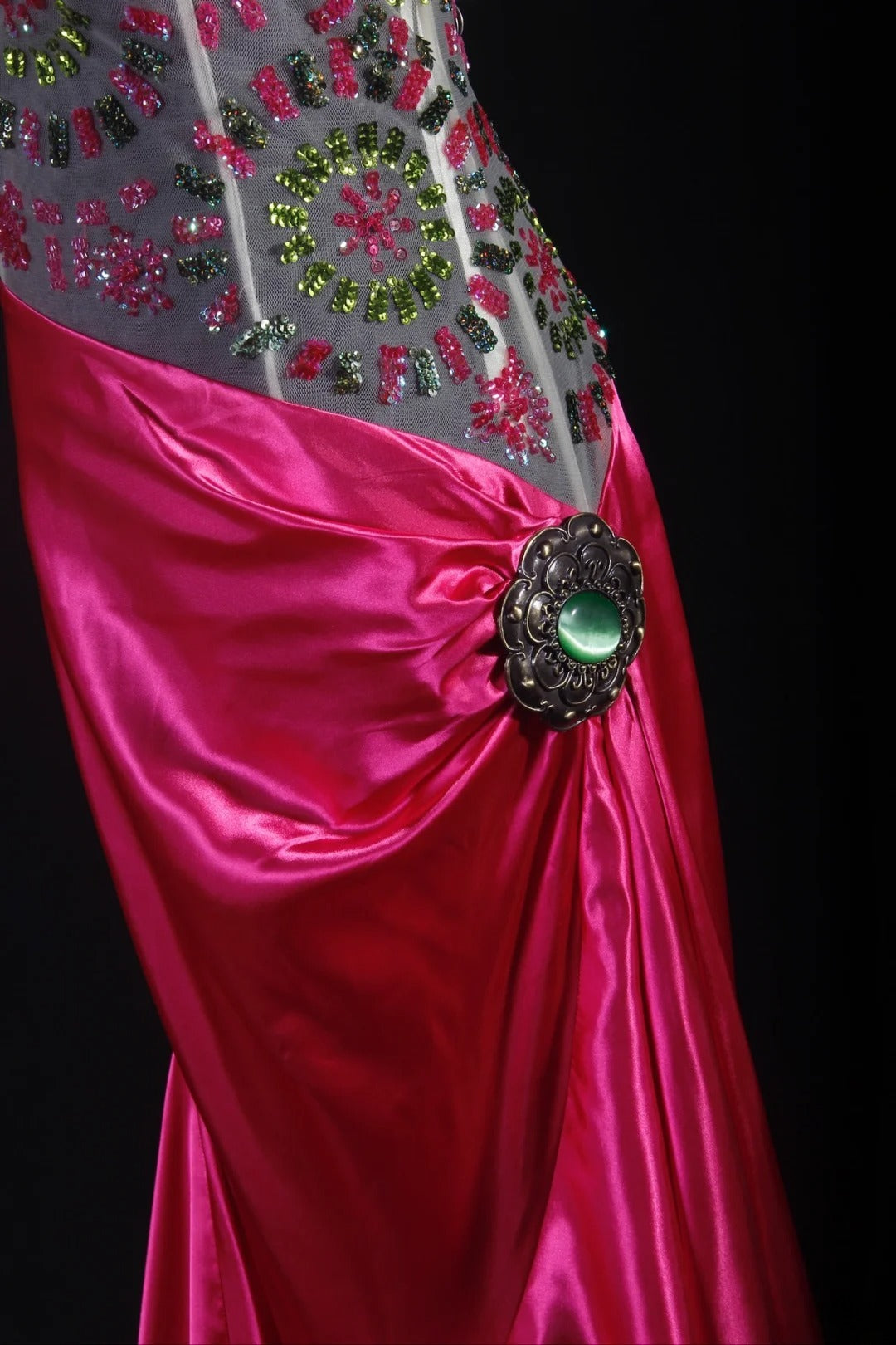 Vintage Meerjungfrauen-Partykleid aus pinkfarbenem Satin mit hohem Kragen und Perlen im eleganten 50er-Jahre-Retro-Stil – perfekt für Geburtstage, Dinner oder Abschlussball (AS089)