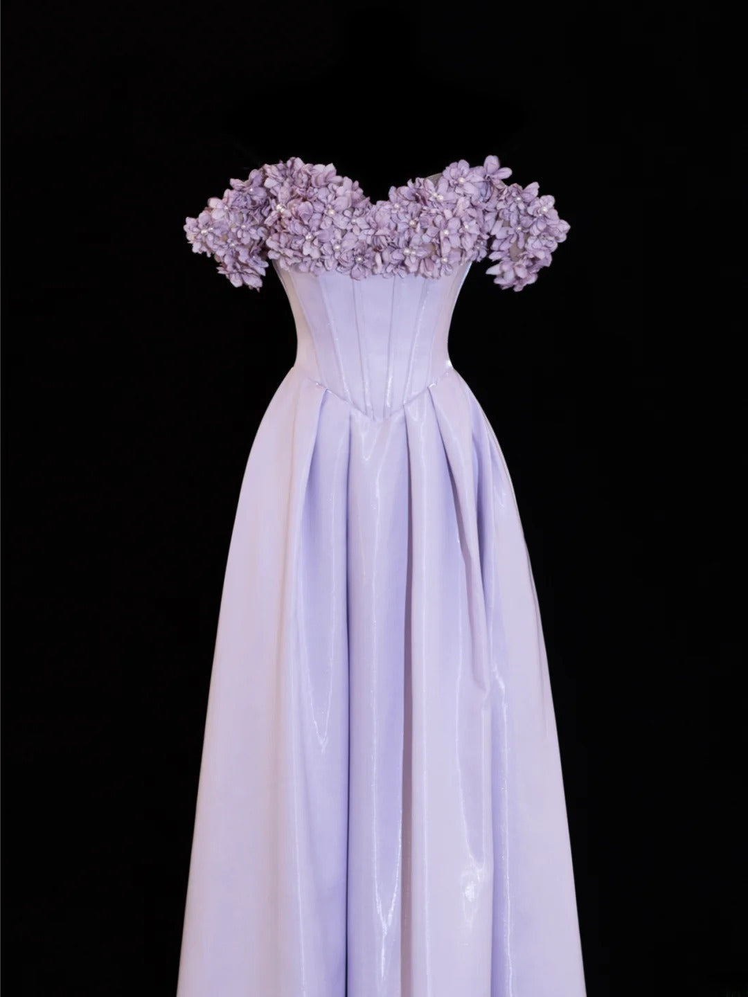 Robe de bal sobre et élégante, coupe trapèze, épaules dénudées, inspiration lilas et fleurs, manches longues, modèle SA089