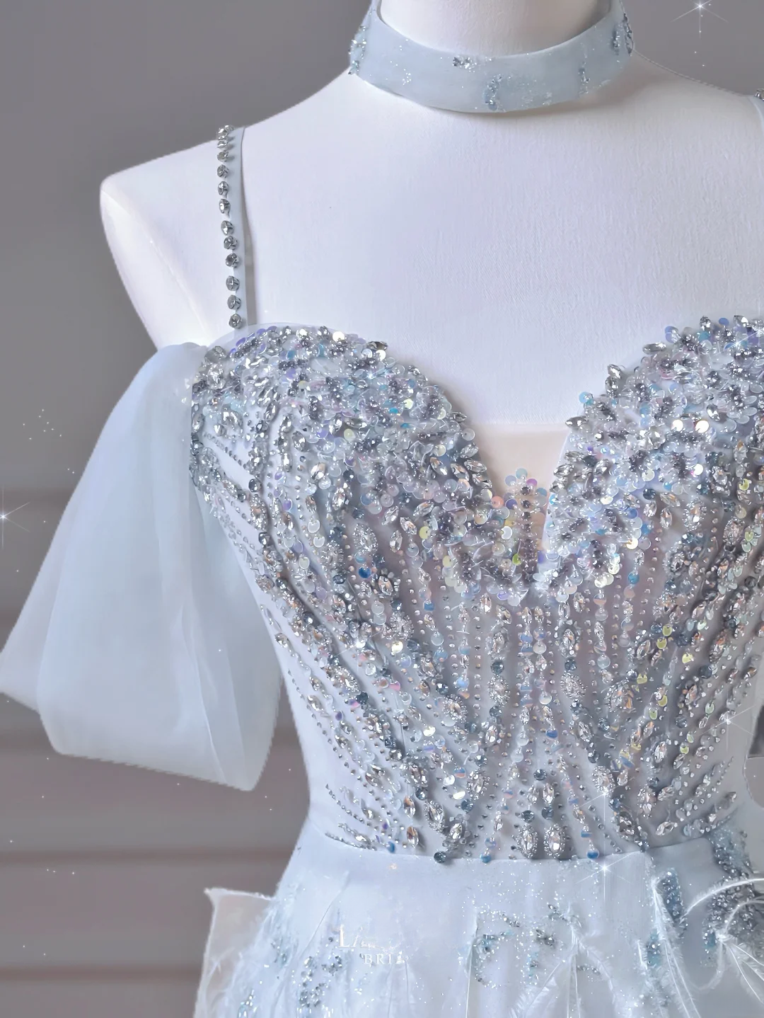 Robe de bal élégante à épaules dénudées en tulle bleu ciel clair, longue, formelle, idéale pour un bal de promo, une soirée ou un dîner (AQ092)