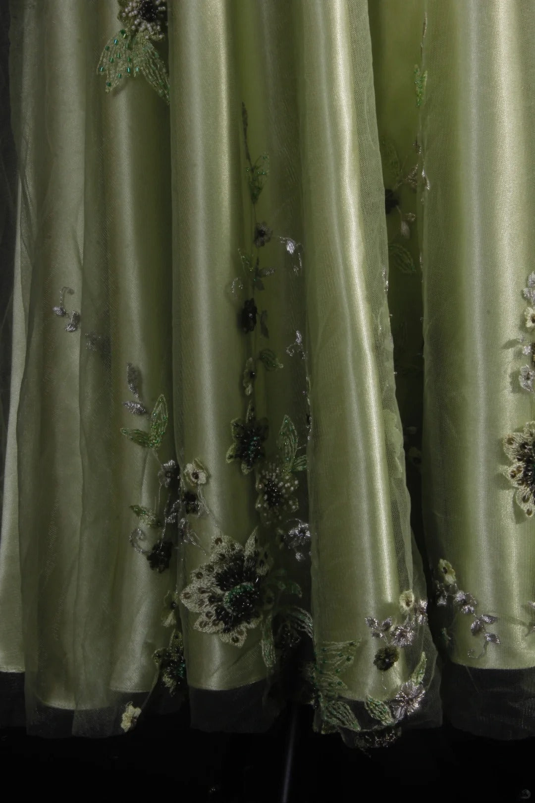 Vintage A-Linien-Partykleid aus salbeigrünem Tüll in Teelänge mit Spaghettiträgern und Perlen im eleganten Retro-Stil der 1950er Jahre – perfekt für Geburtstage, Abendessen und Abschlussbälle (AS093)