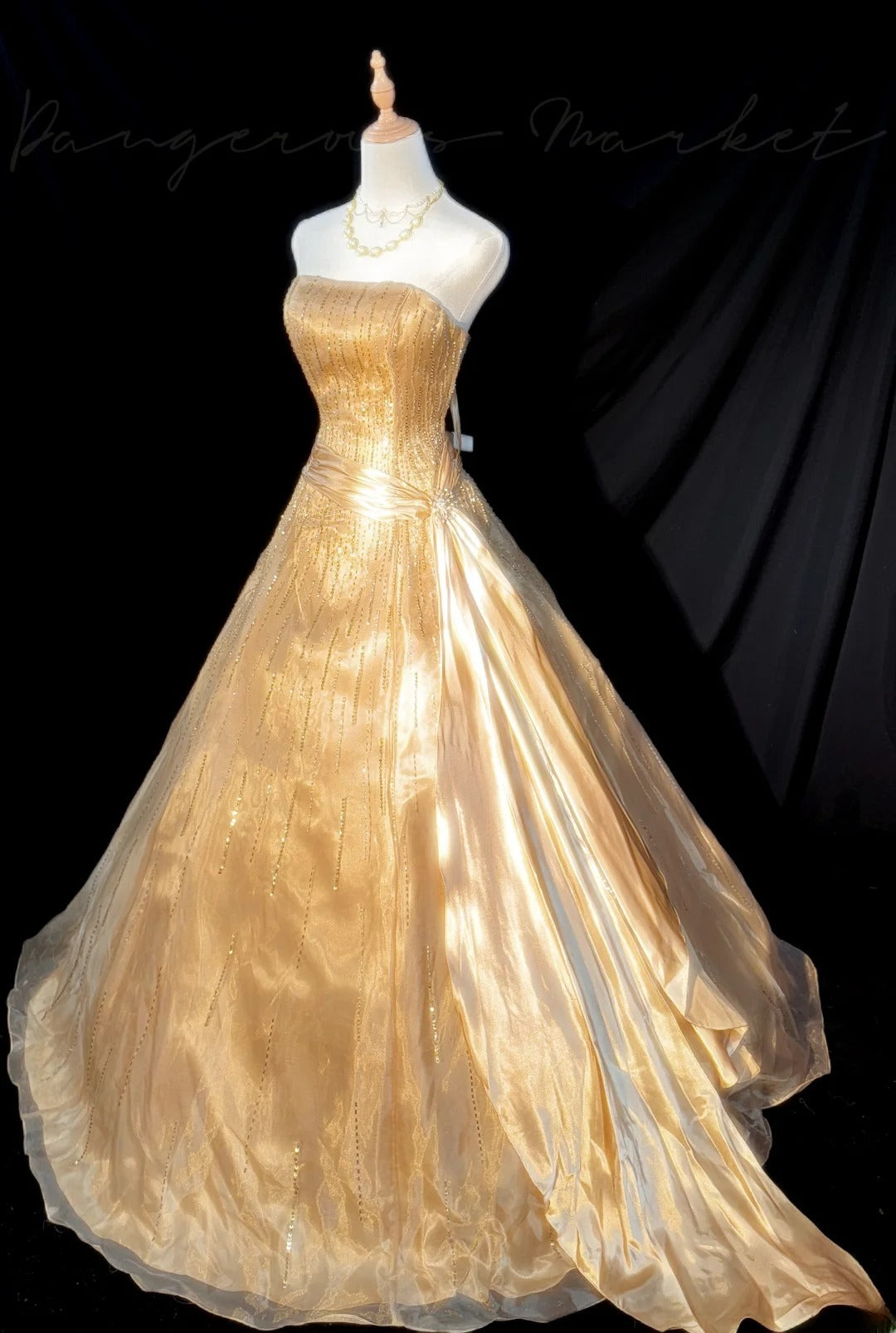 Prinzessin Ballkleid Trägerlos Goldener Satin Ärmellos mit Perlenstickerei Langes Quinceañera-Kleid vestido de 15 de cenicienta RB3486