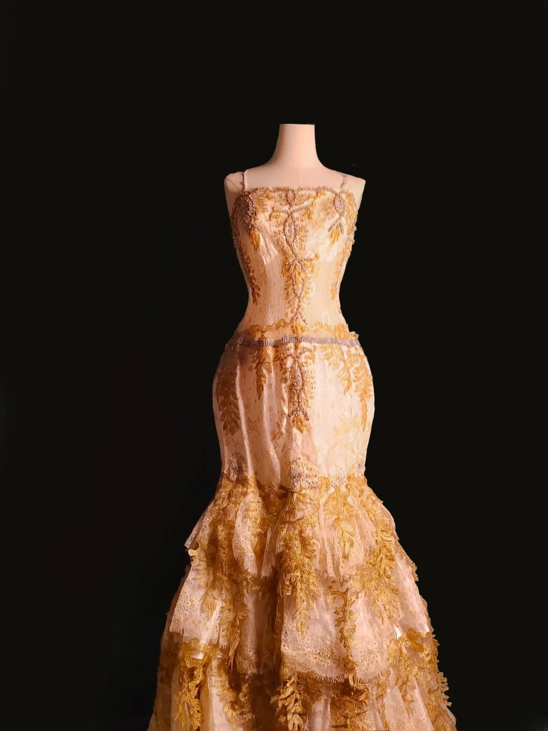 Vintage Meerjungfrauen-Abendkleid aus den 1950er Jahren mit Spaghettiträgern, goldener Spitze, Stufenrock und Applikationen, langes Ballkleid für Abitur und Abschlussball AS099