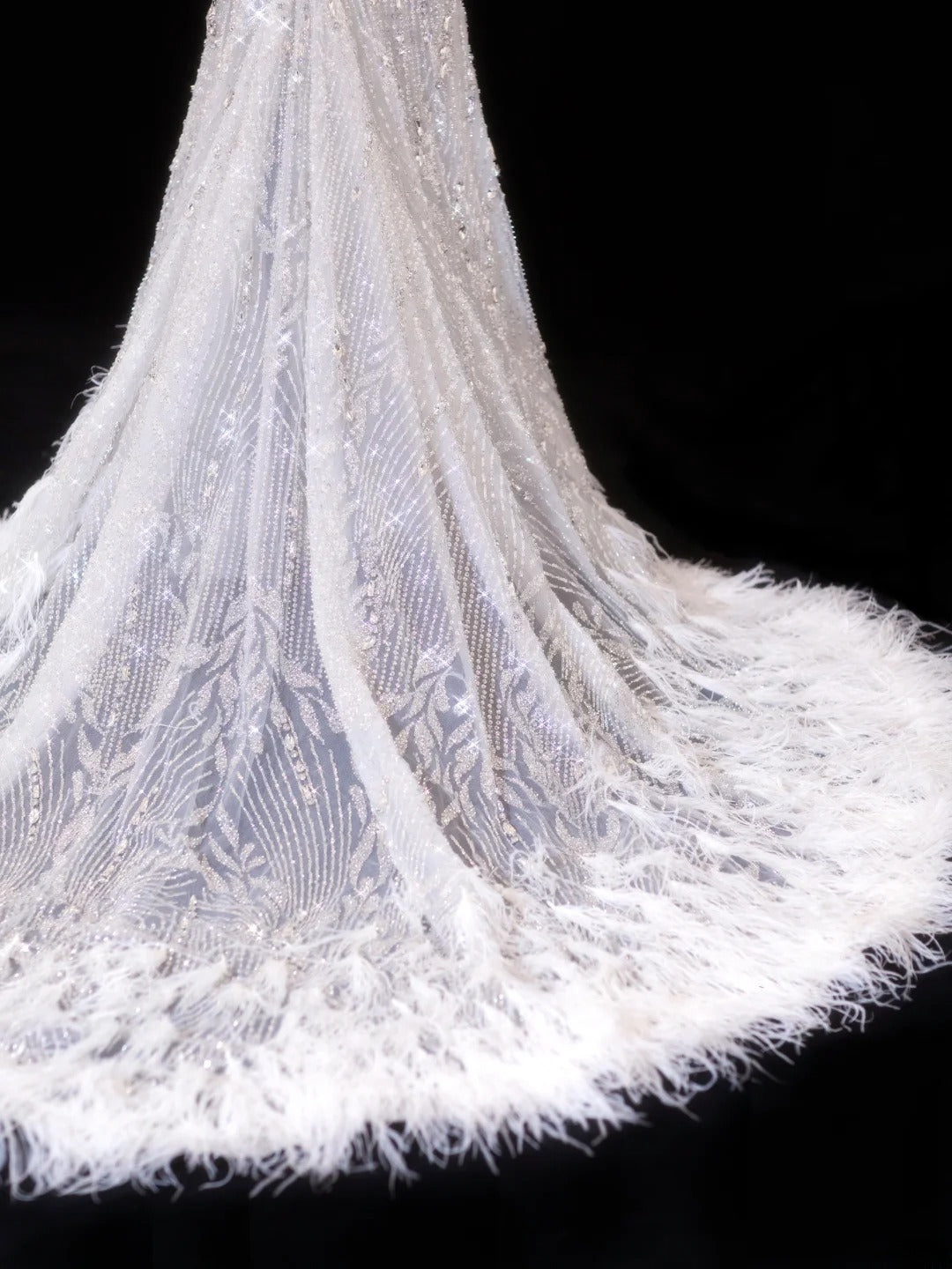 Elegantes, langes Meerjungfrauen-Brautkleid für Damen aus weißem Tüll mit Perlen- und Federbesatz, U-Boot-Ausschnitt, langen Ärmeln, Modell SA103