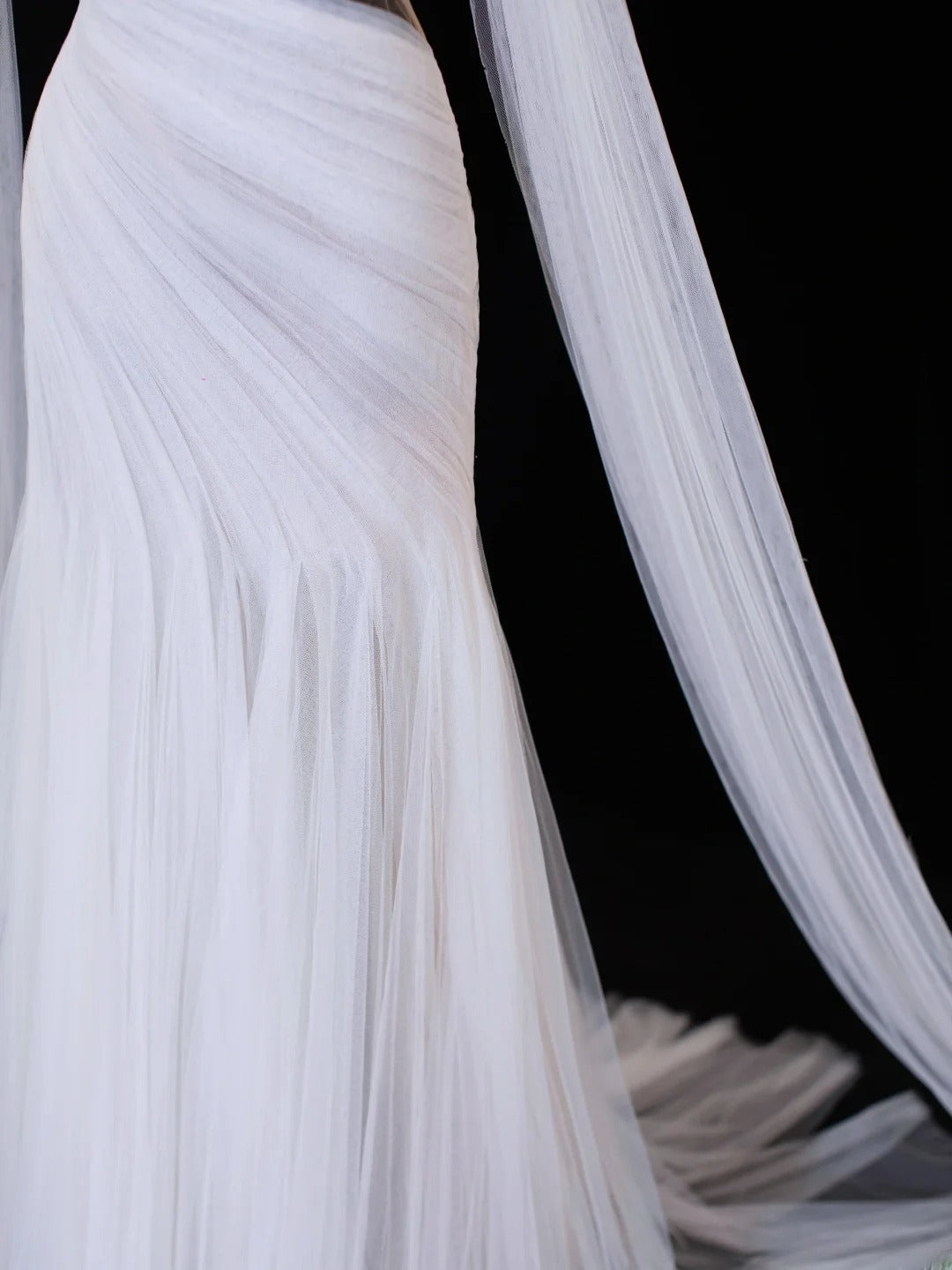 Elegantes, trägerloses Meerjungfrauen-Brautkleid mit One-Shoulder-Ärmeln aus weißem Tüll, Modell SA104