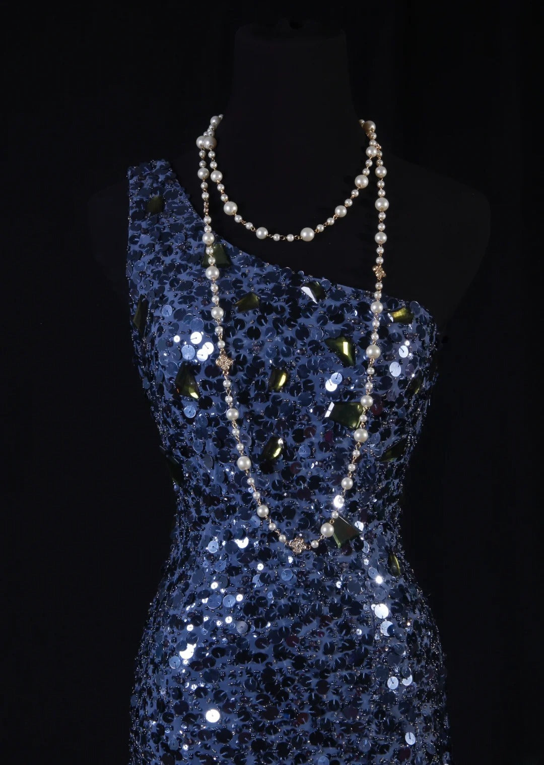 Elegantes, knielanges Etuikleid mit asymmetrischem Träger, marineblauen Pailletten und One-Shoulder-Verzierung – perfekt für den 16. Geburtstag, den Abschlussball oder als Cocktailkleid (AS109)