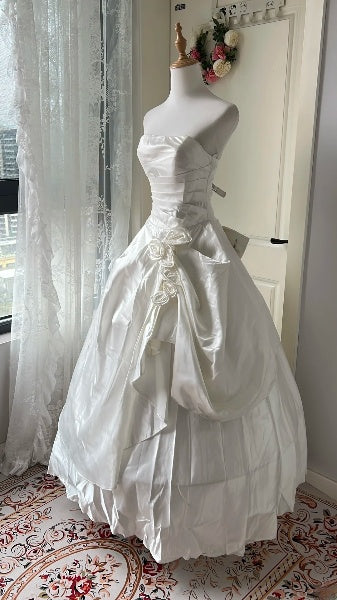 Prinzessinnen-Brautkleid Ballkleid trägerlos Satin Weiß mit Blumen bodenlang Brautkleid RC0476