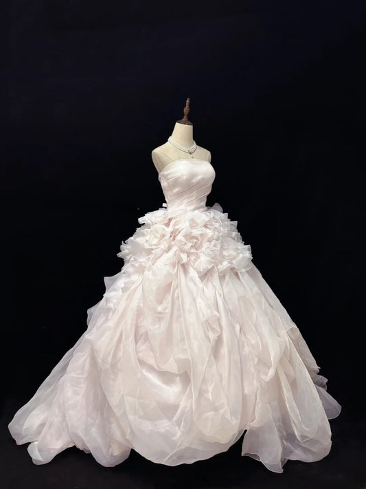Prinzessinnen-Ballkleid trägerlos hellrosa mit gestuften Lagen Quinceanera-Kleid voluminös Sweet 16 Sweet Sixteen Outfits Vestido de 15 RB7483