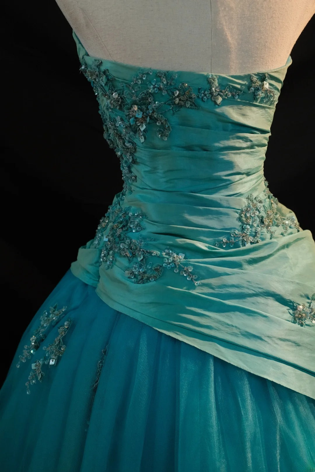 Niedliches Ballkleid, trägerlos, blaues Taft mit Applikationen, langes ärmelloses Sweet 16 Kleid, Seventeen Quince Kleid RB3584