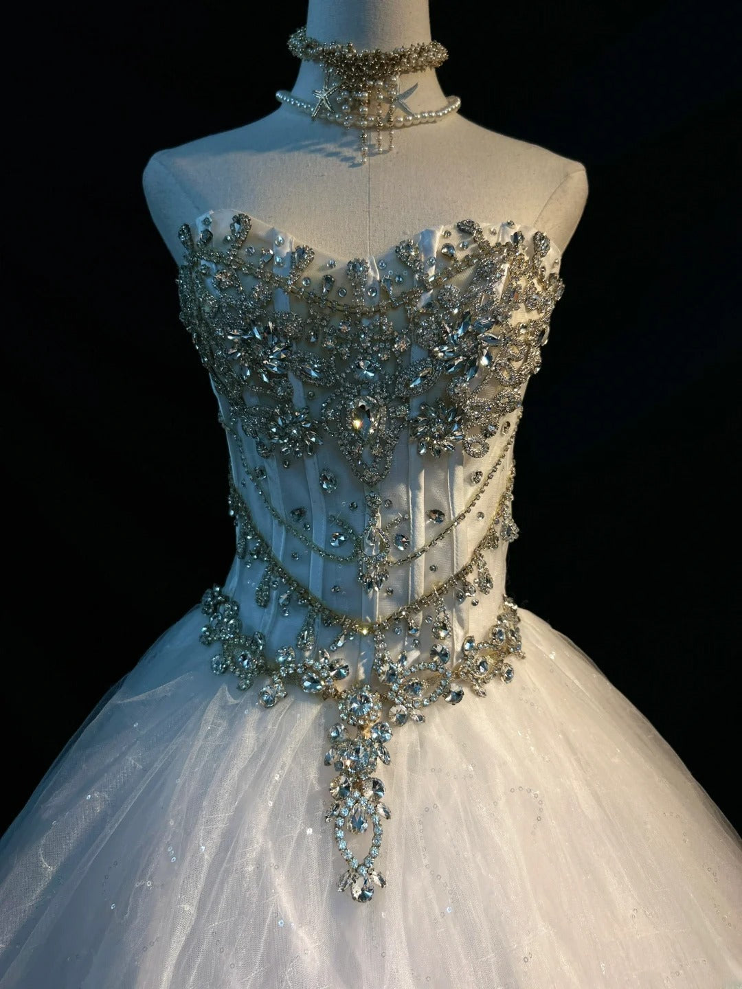 Süßes Ballkleid Sweetheart Weißer Tüll mit Perlen Lang Ärmellos Sweet 16 Kleider Seventeen Quince Kleid RB3585