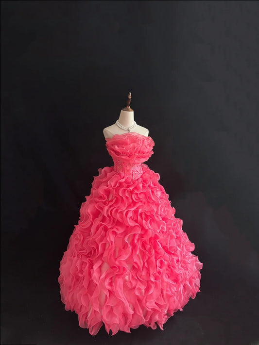 Süßes trägerloses Ballkleid in Pink mit gestuften Lagen, langes Quince-Kleid, voluminöse Ideen, Sweet 16 Quinceañera-Kleider, Vestido de 15 RB7510