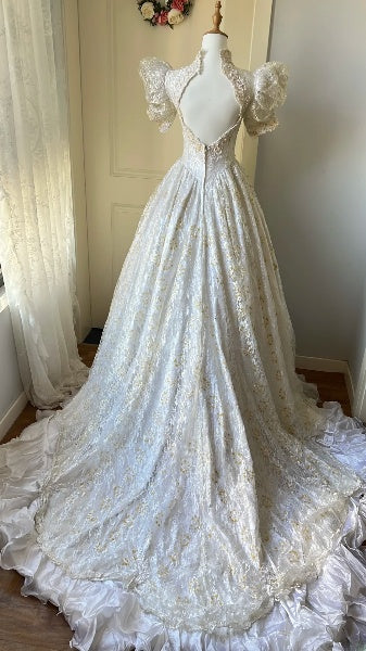 Prinzessinnen-Brautkleid Ballkleid hochgeschlossen weiß Tüll mit Ärmeln goldene Perlenstickerei Spitze Brautkleid RC0512