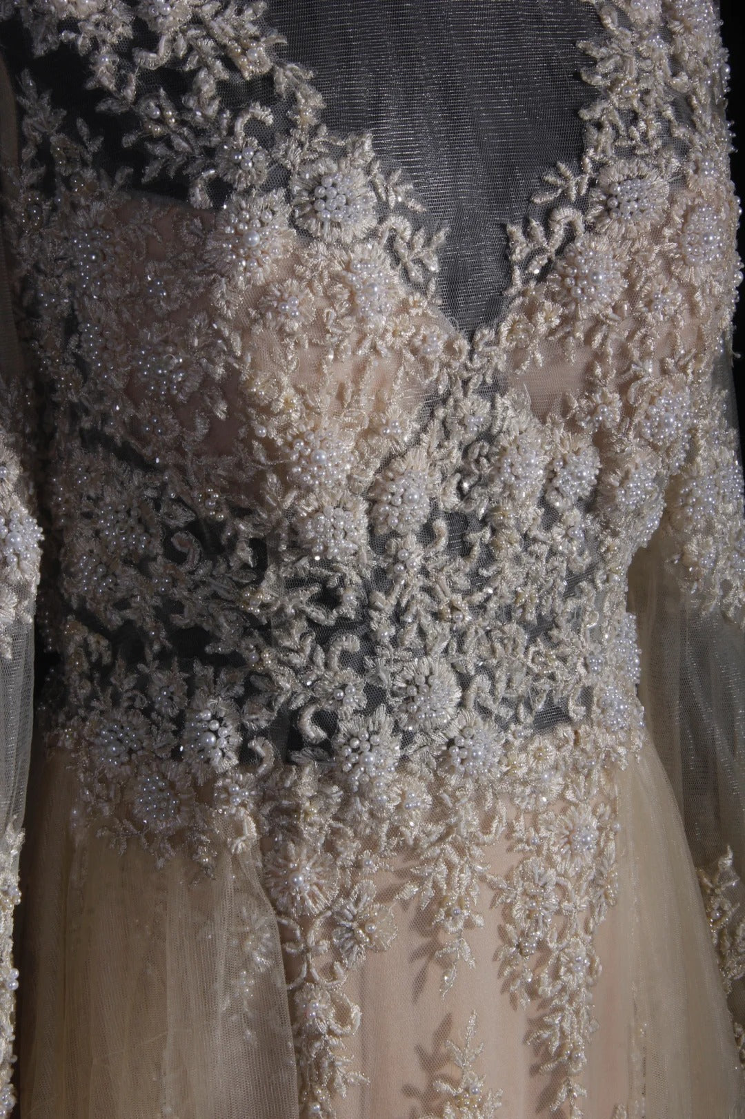 Elegantes Damen-Brautkleid in A-Linie mit V-Ausschnitt, langen Ärmeln und champagnerfarbener Spitze, bodenlang, Modell AS151