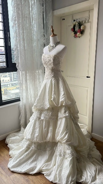 Schickes Hochzeitskleid Meerjungfrau trägerlos weiß Spitze mit Schleppe gestuftes Sommerbrautkleid RC0516