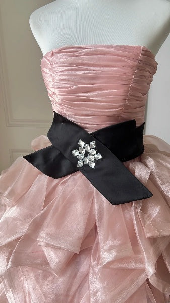 Quinceañera-Ballkleid für den 15. Geburtstag, trägerlos, rosa, mit gestuften Lagen, bodenlanges Festkleid RC0528