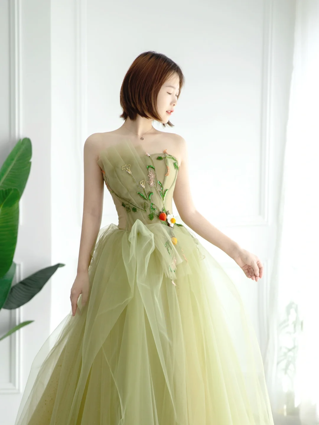 Robe de bal simple sans bretelles en tulle vert sauge, longue et formelle, idéale pour une soirée dansante ou un anniversaire (AS171)