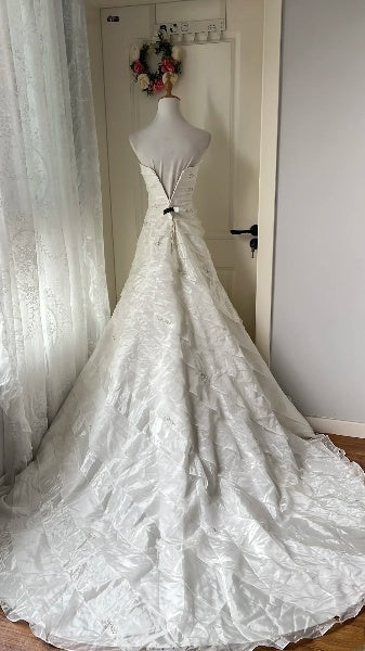Schickes schulterfreies Brautkleid im Meerjungfrau-Stil aus weißem Satin mit gestuften Lagen RC0542