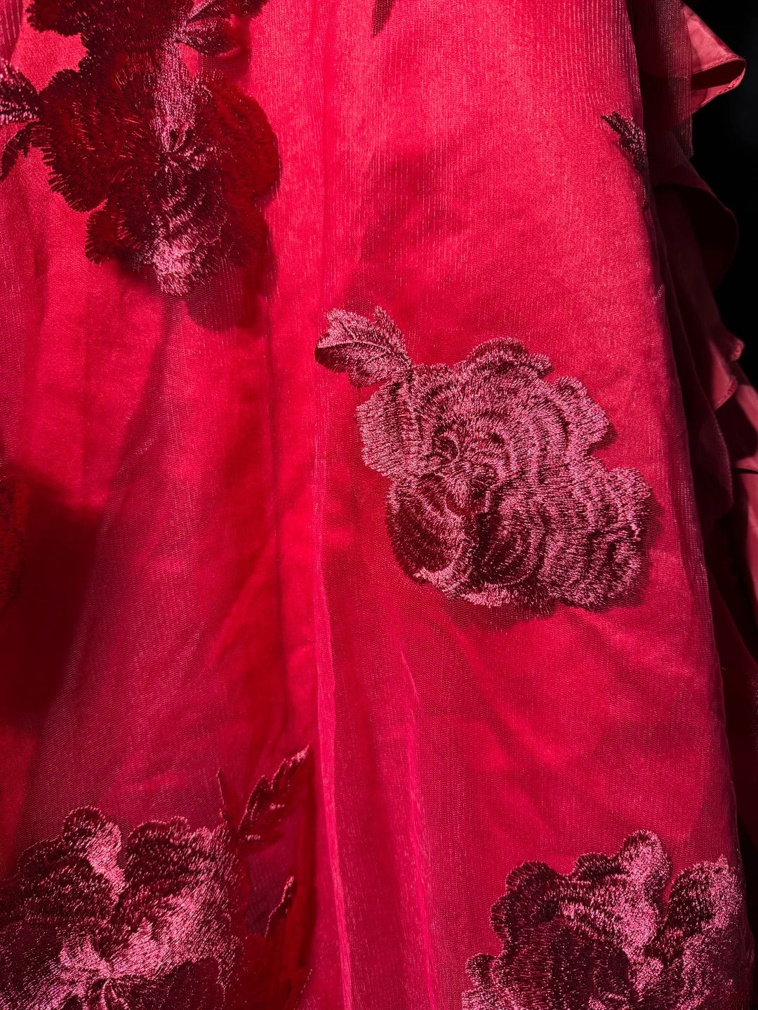 Robe de soirée longue et élégante en dentelle florale rose fuchsia, sans bretelles ni coutures apparentes, modèle AS186