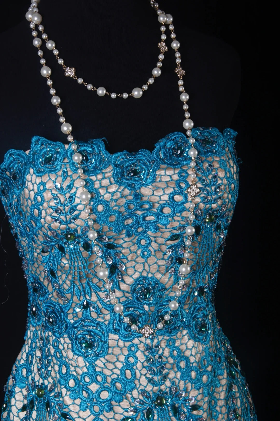 Robe de soirée sirène vintage années 50 en dentelle et tulle bleu ornée de perles, longue et élégante, style années 50, AS201