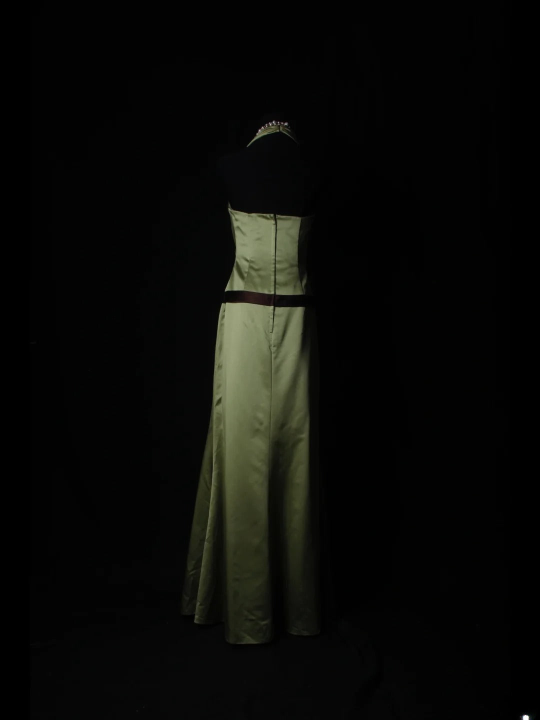 Robe de demoiselle d'honneur longue plissée en satin vert, col V, coupe trapèze vintage AS225
