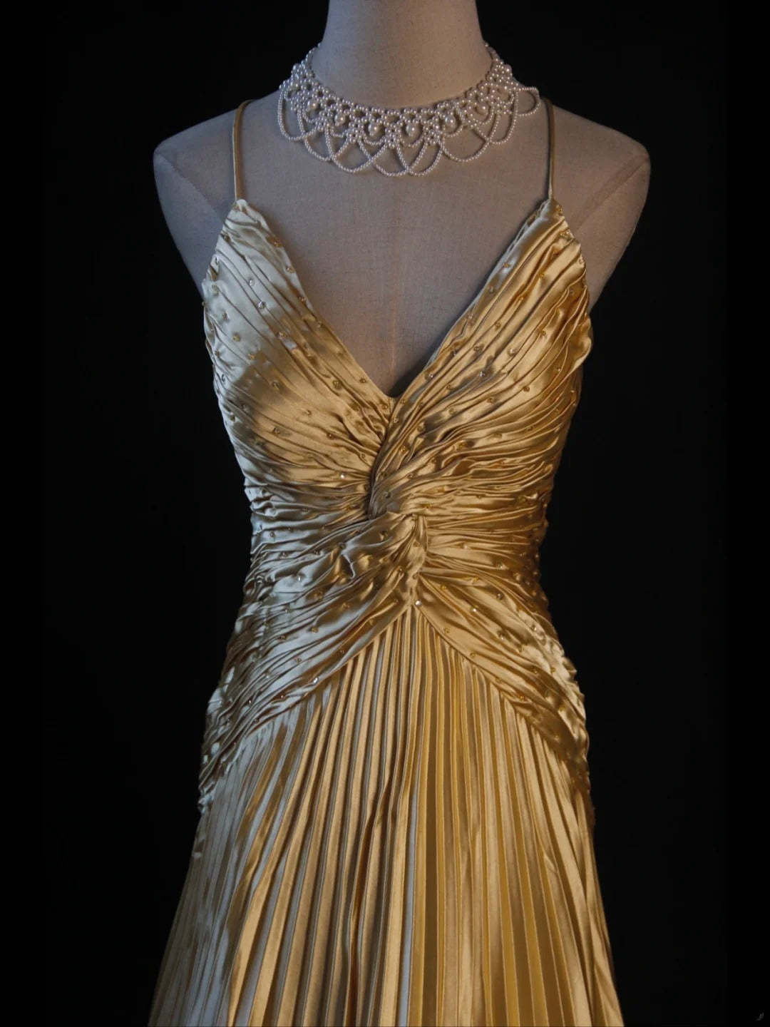 Robe de bal vintage sirène à fines bretelles et corsage orné de perles dorées, en satin. Idéale pour un 18e anniversaire. Référence AS265.
