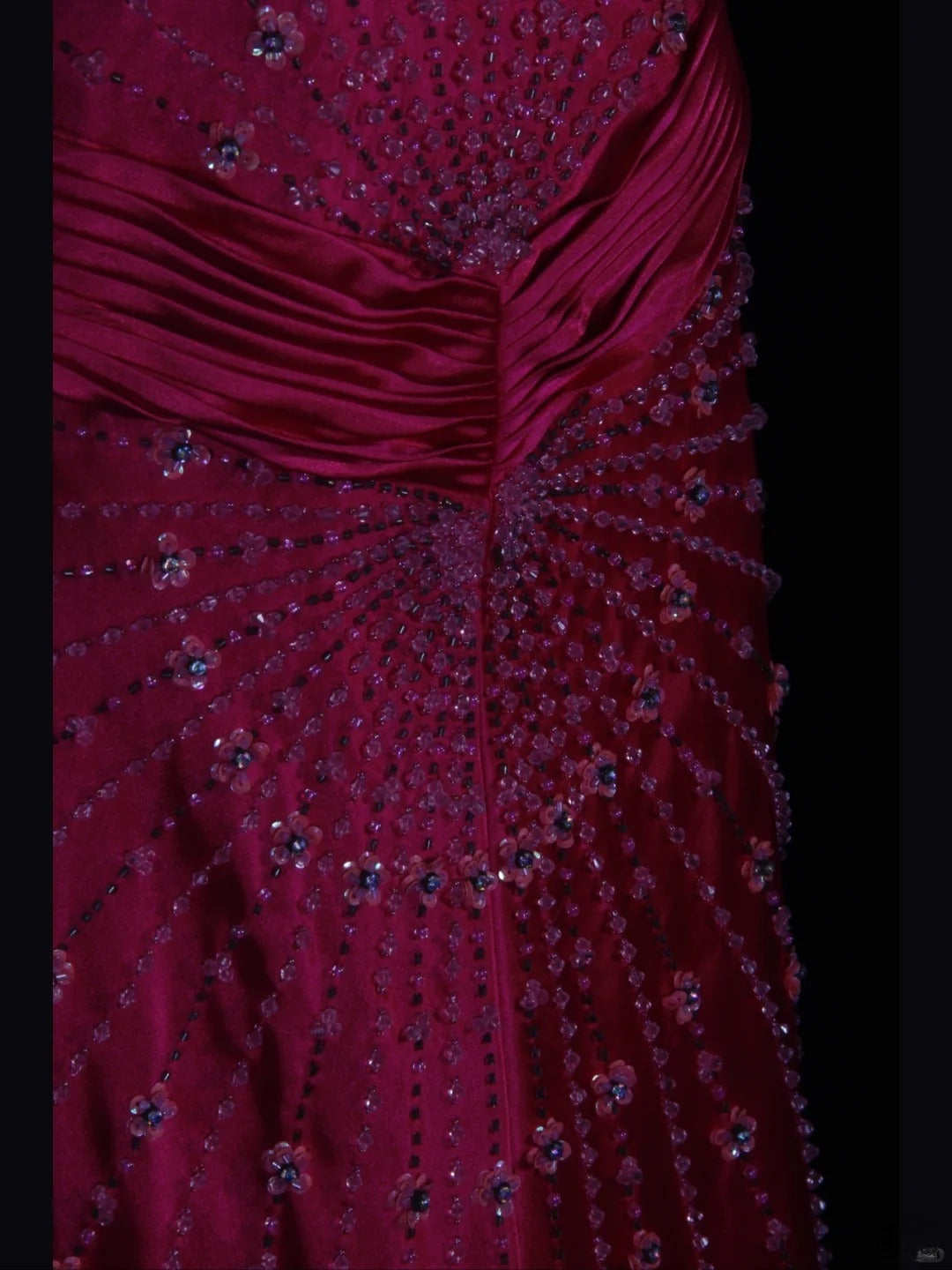 Vintage Meerjungfrauen-Abendkleid mit V-Ausschnitt, Neckholder, pinkfarbenem Satin mit Blumenmuster und Perlenbesatz am Oberteil – ein beeindruckendes Outfit für den 18. Geburtstag (AS275).