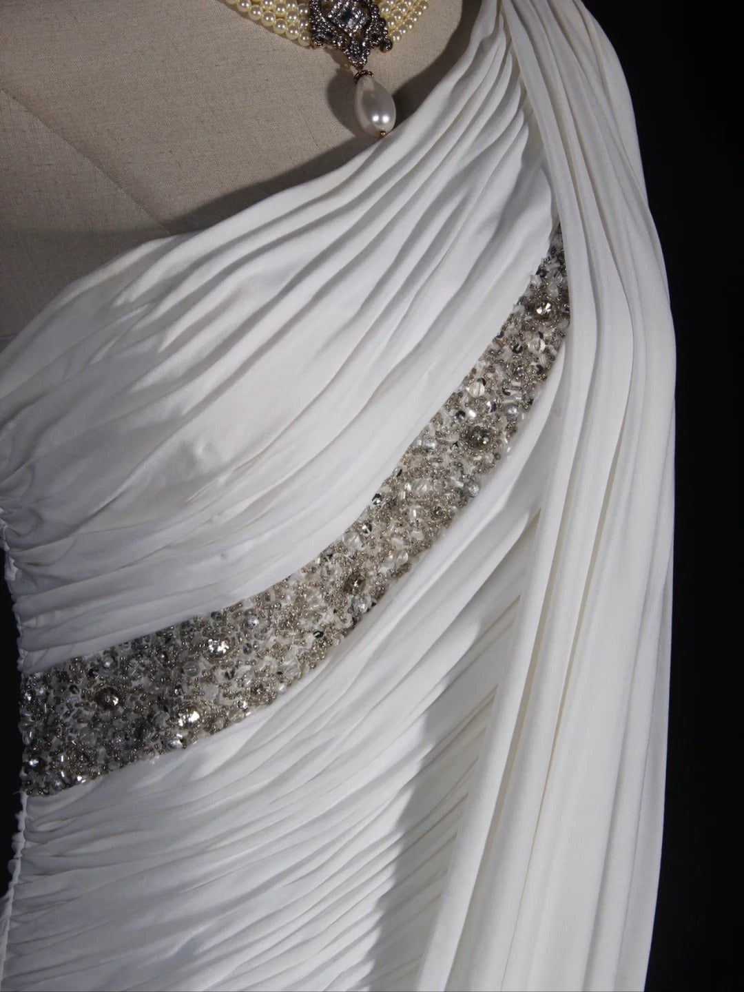 Retro-Etui-Kleid im 90er-Jahre-Stil aus weißem Chiffon mit Perlenbesatz und One-Shoulder-Ausschnitt – langes Ballkleid, Inspiration für den 18. Geburtstag, formelles Abendkleid AS293