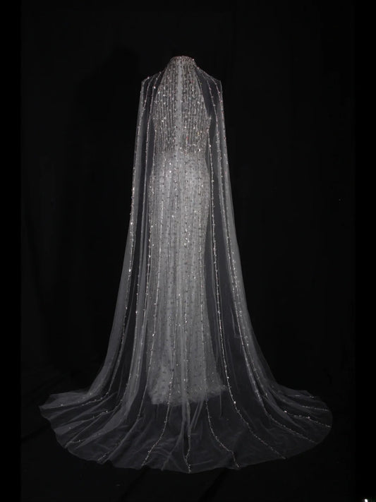 Vintage Meerjungfrauen-Abendkleid aus den 80er Jahren mit hohem Kragen, silbernen Perlen und Perlencape – Inspiration für das Outfit zum 20. Geburtstag – Abendkleid AS327