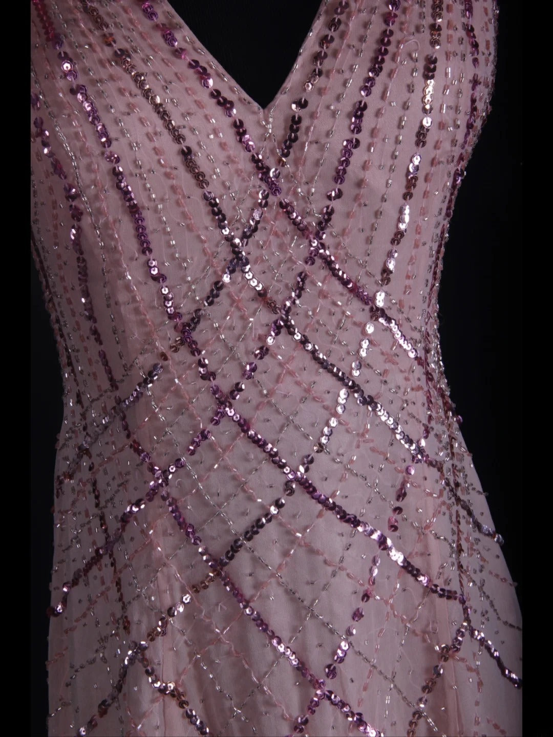 Retro 60er Jahre A-Linien-Abendkleid aus rosafarbenem Chiffon mit Perlen und V-Ausschnitt – Inspiration für das Outfit zum 22. Geburtstag – Abendkleid AS362