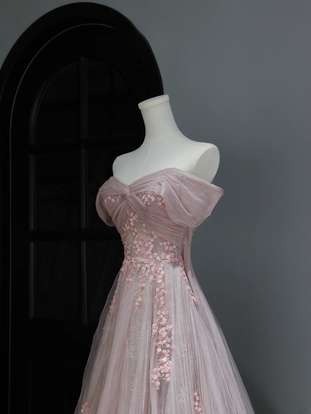 Elegantes, schlichtes A-Linien-Abendkleid mit schulterfreiem Schnitt aus rosa Tüll – Inspiration für einen stilvollen Auftritt. Langes, formelles Abendkleid mit Ärmeln (AS369).