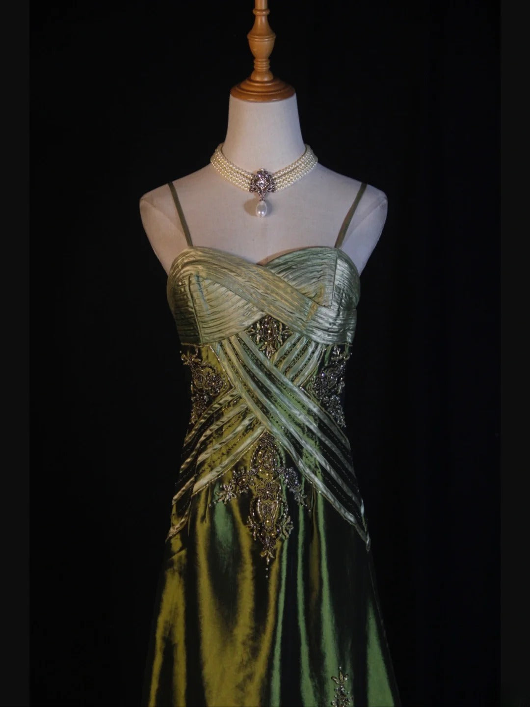 Retro-Abendkleid im 60er-Jahre-Stil: A-Linie, Spaghettiträger, olivgrüner Satin mit Rüschen, Perlen und Schlitz – Inspiration für ein Outfit zum 22. Geburtstag (AS374)