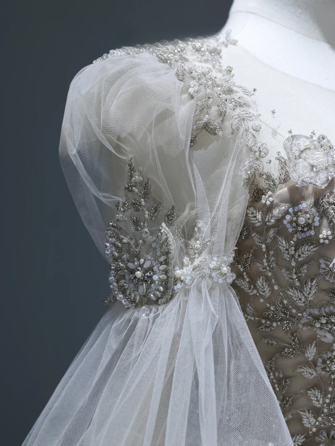 Robe de mariée longue de princesse, coupe bal, col rond, ornée d'appliqués de dentelle, manches longues et traîne, blanche, AS374