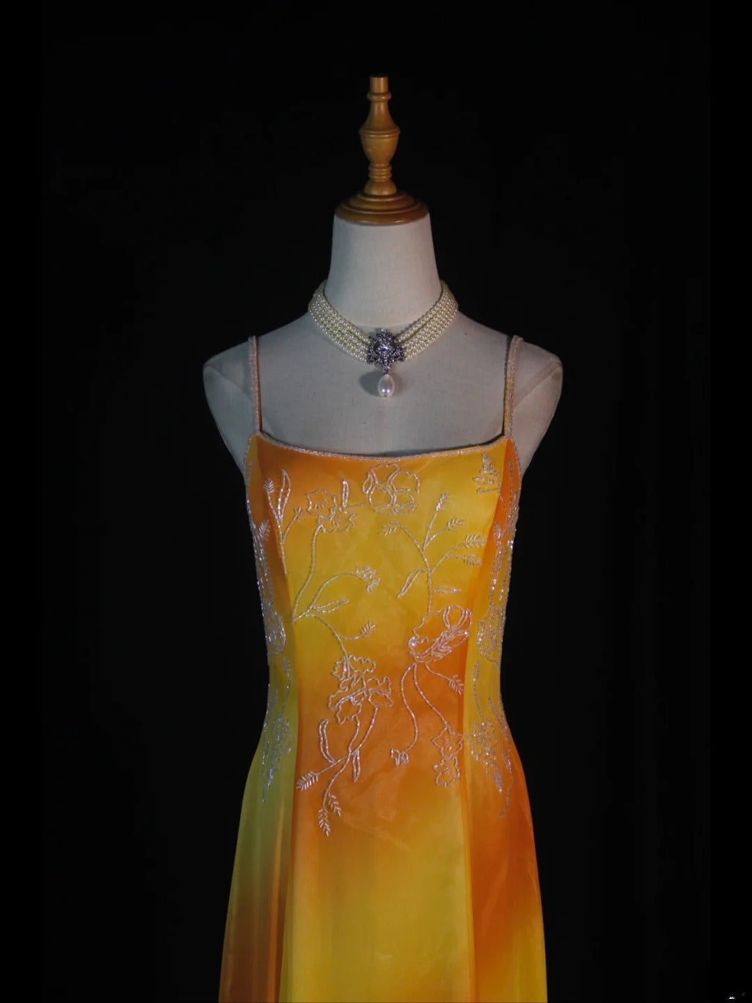 Robe de bal longue rétro années 60, coupe trapèze, bretelles spaghetti, mousseline multicolore ornée de perles. Inspiration pour une tenue de 22 ans ou une robe de soirée (AS376).