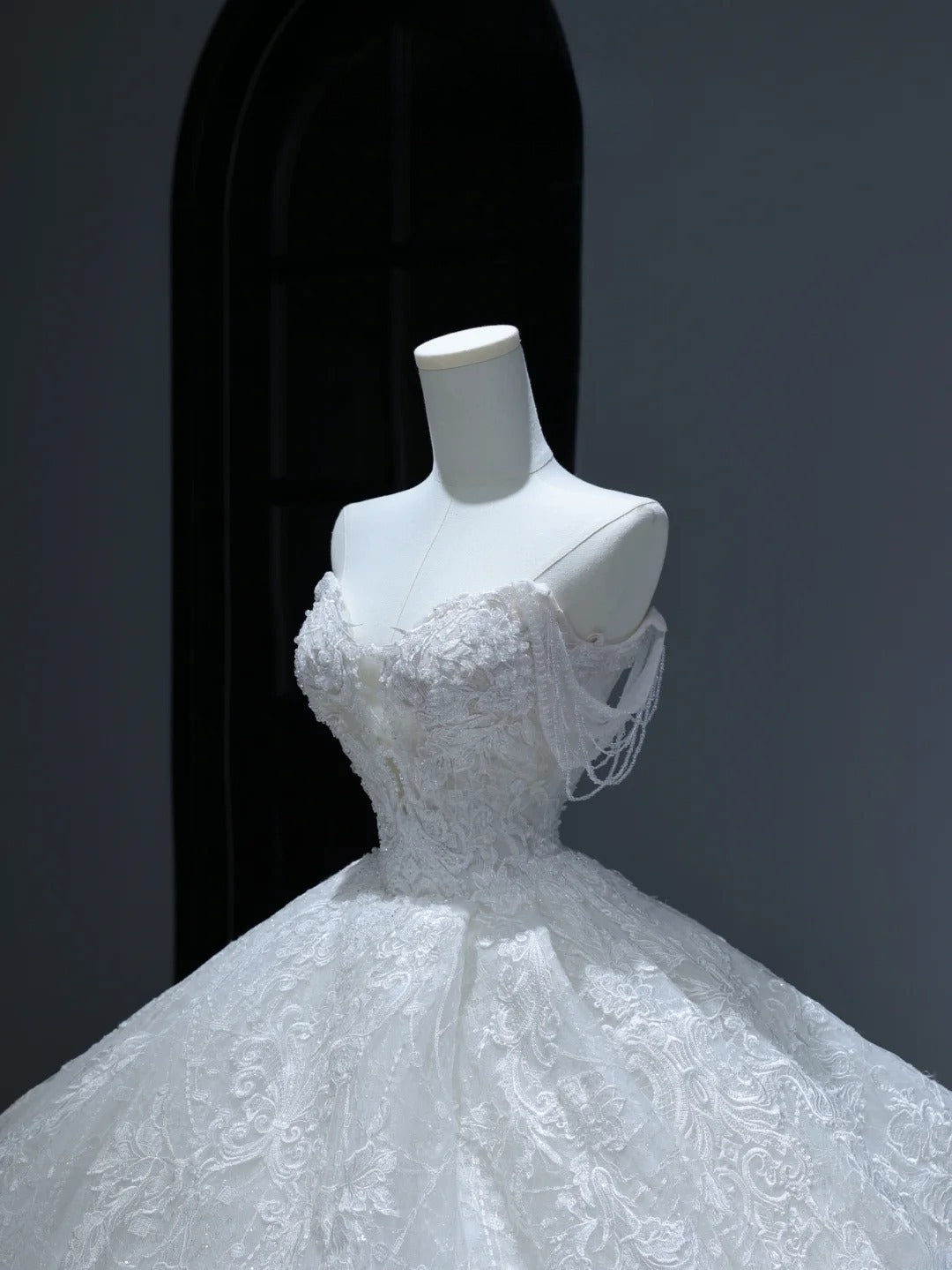 Prinzessinnen-Brautkleid, langes Ballkleid im Sweetheart-Stil mit Quastenschleppe, weißes Spitzenbrautkleid AS377