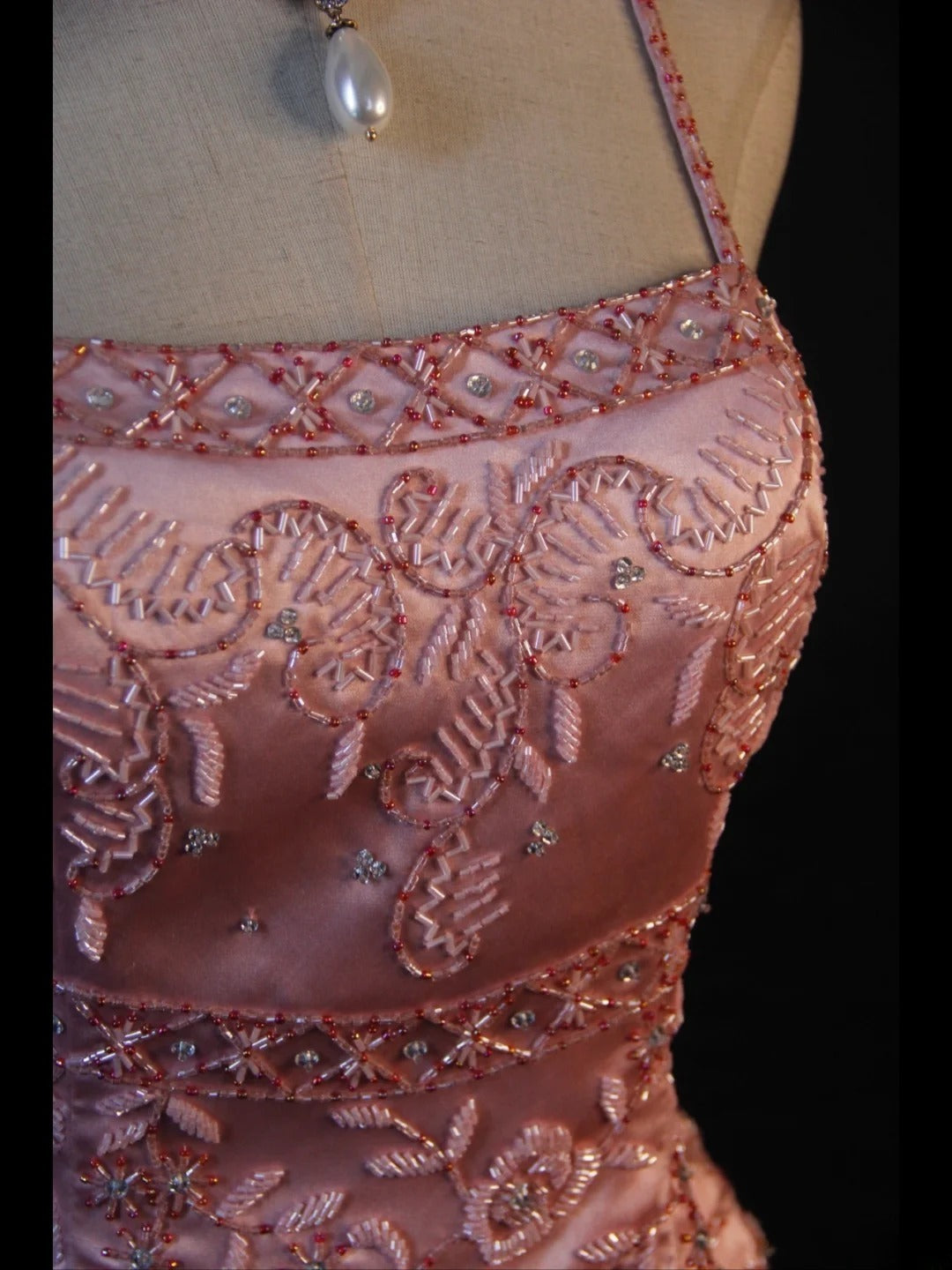 Vintage A-Linien-Kleid im 80er-Jahre-Stil mit Spaghettiträgern, rosa Perlen und Perlenbesatz – Inspiration für Geburtstagsoutfits und festliche Abendkleider AS382