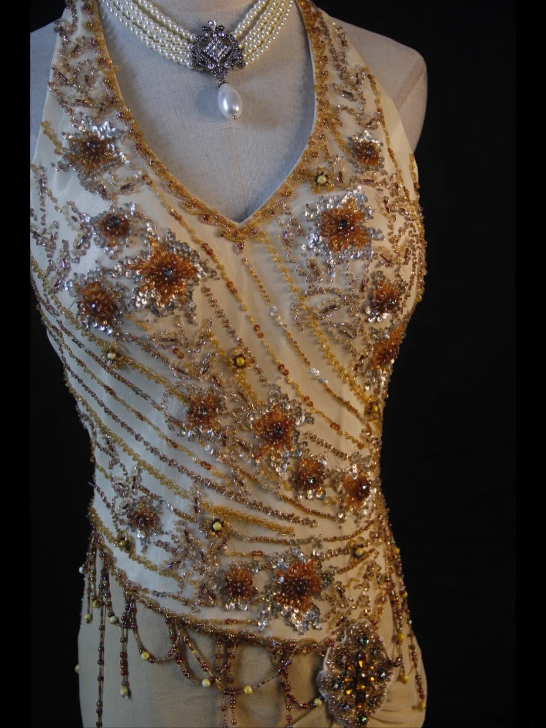 Retro-Abendkleid im 60er-Jahre-Stil: Champagnerfarbenes Chiffonkleid mit asymmetrischem Saum, V-Ausschnitt und Perlen – Inspiration für den 22. Geburtstag (formelles Abendkleid AS383)