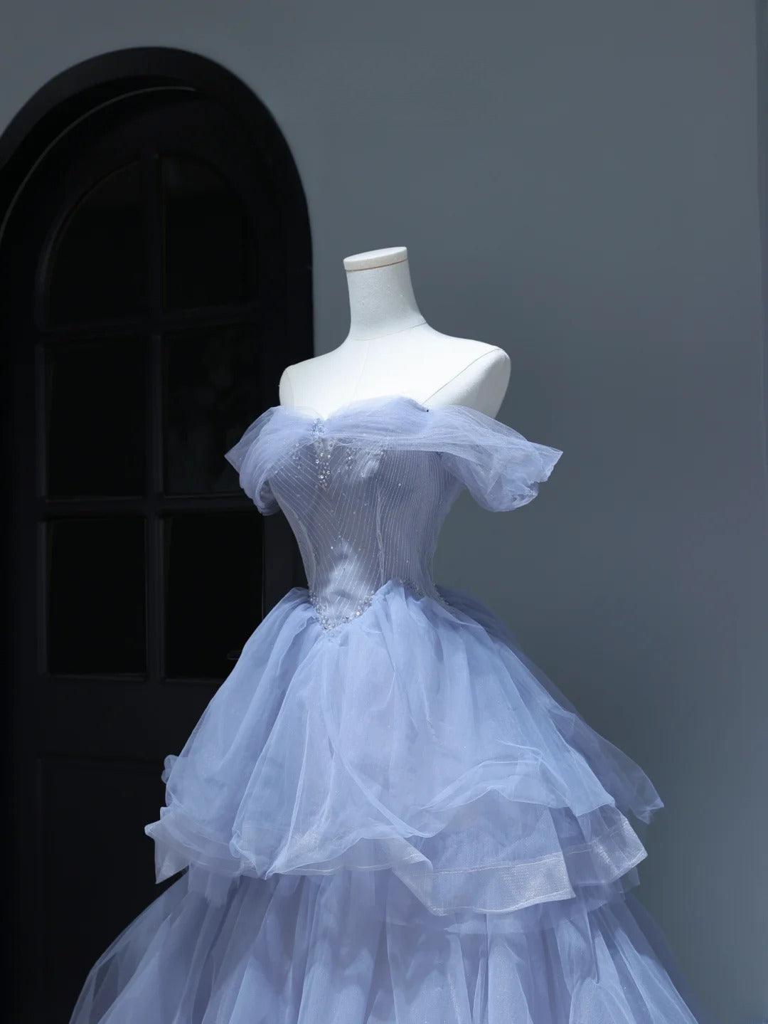 Elegantes Ballkleid mit schulterfreiem Ausschnitt aus lila Tüll – Inspiration für stilvolle Abendgarderobe mit Ärmeln und Perlenbesatz AS384