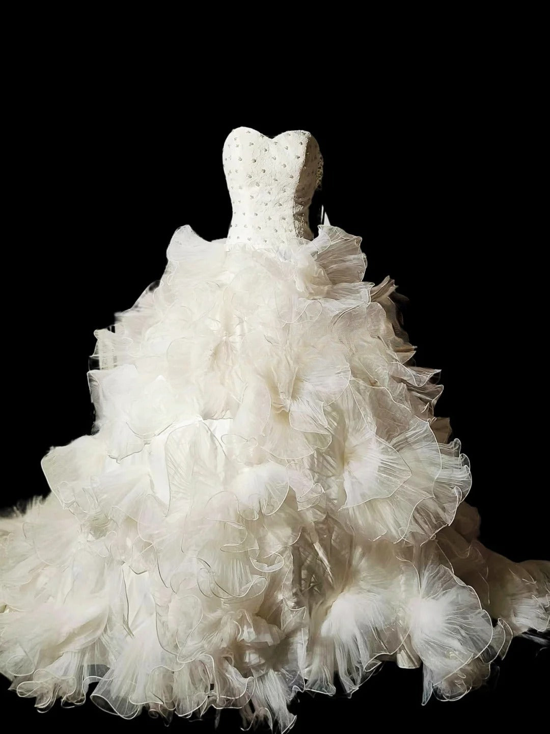 Charming Ball Gown Sweetheart Ivory Tulle Quinceanera Dresses With Tiered For Sweet 15 Anos Celebration Birthday Formal Gown RB8800