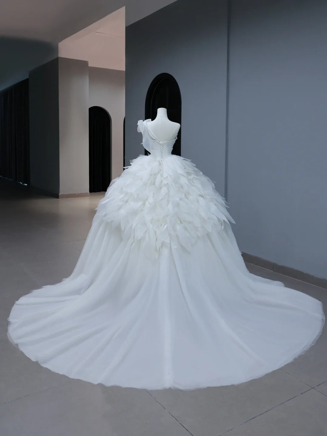 Elegantes langes Brautkleid im Ballkleid-Stil mit One-Shoulder-Design, gestuftem, plissiertem Oberteil und Schleppe (Modell AS392)