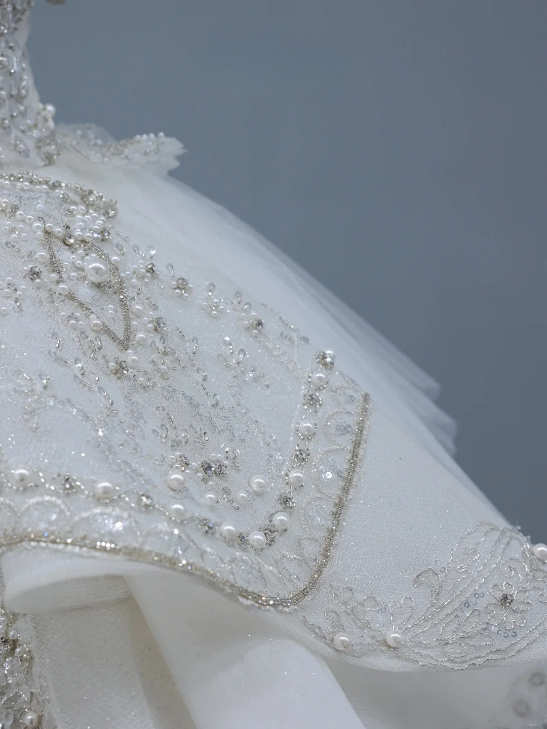 Langes Brautkleid im Prinzessinnenstil, schulterfrei, mit kurzen Ärmeln und Schleppe, weißes Brautkleid AS395