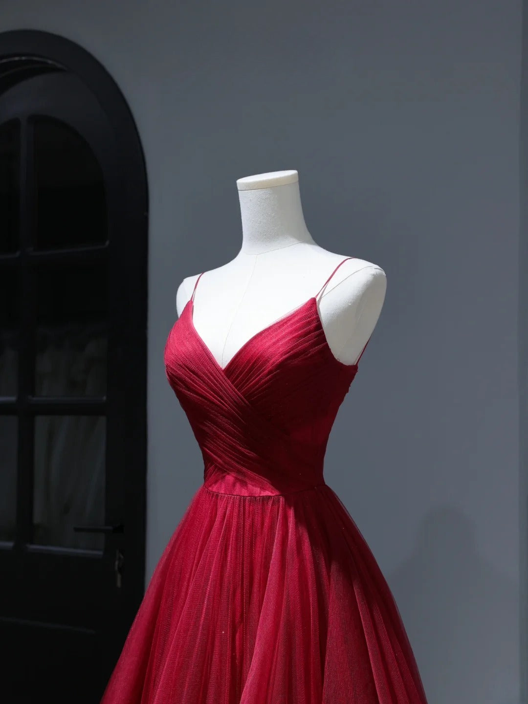 Elegante, schlichte Ballkleider im A-Linien-Stil mit Spaghettiträgern in Burgunderrot aus Tüll – Inspiration für Teenager und Schülerinnen: Beeindruckendes, plissiertes, langes Abendkleid (AS403)