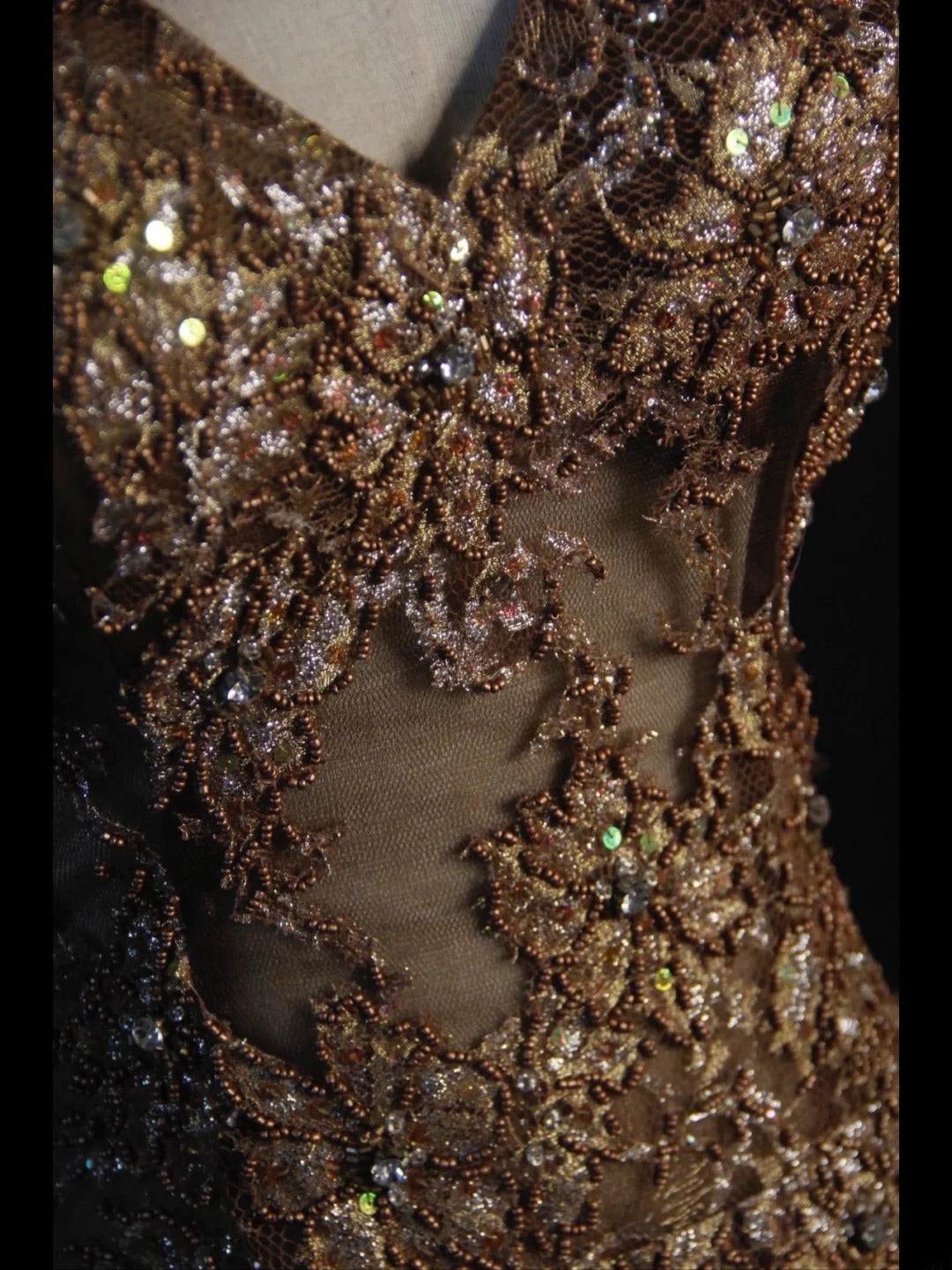 Robe de bal longue vintage sirène années 80, dos nu, en taffetas chocolat avec fente et perles. Inspiration tenue d'anniversaire. Robe de soirée AS404