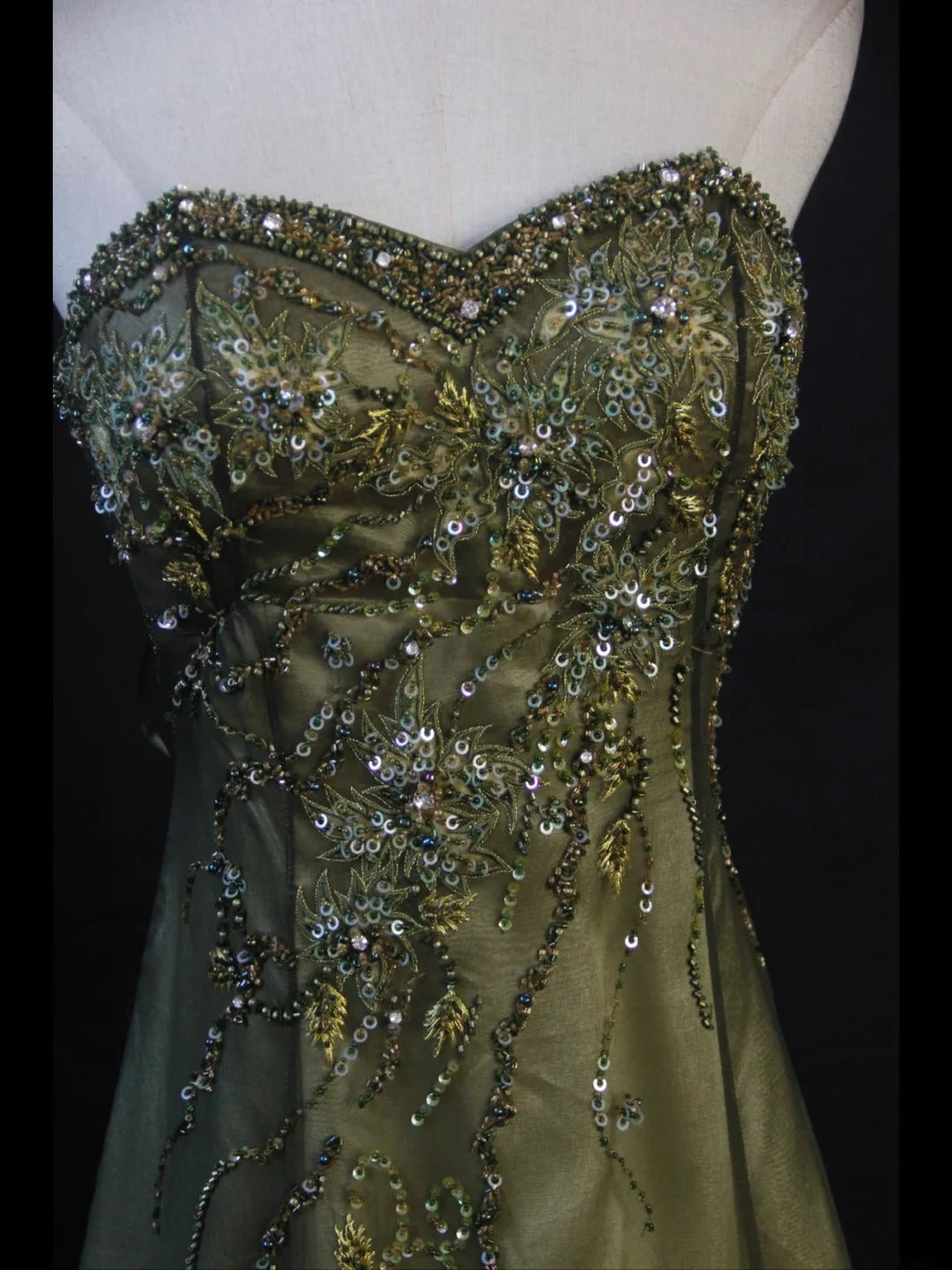 Vintage A-Linien-Kleid aus grünem Chiffon im Stil der 1950er Jahre mit herzförmigem Ausschnitt und Perlenbesatz am Oberteil – langes Ballkleid, Inspiration für Geburtstagsoutfits, Partykleid AS409