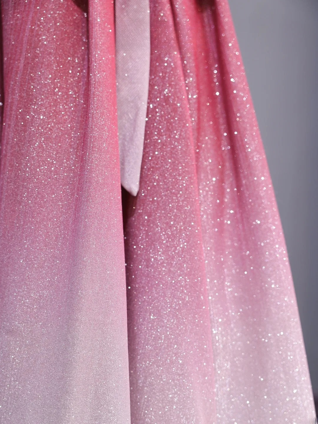 Elegantes, schulterfreies, langes Paillettenkleid in A-Linie, rosa-weißem Ombré-Stil, perfekt für Abschlussball, festliche Abendveranstaltungen und Dinnerpartys (Modell AS424).