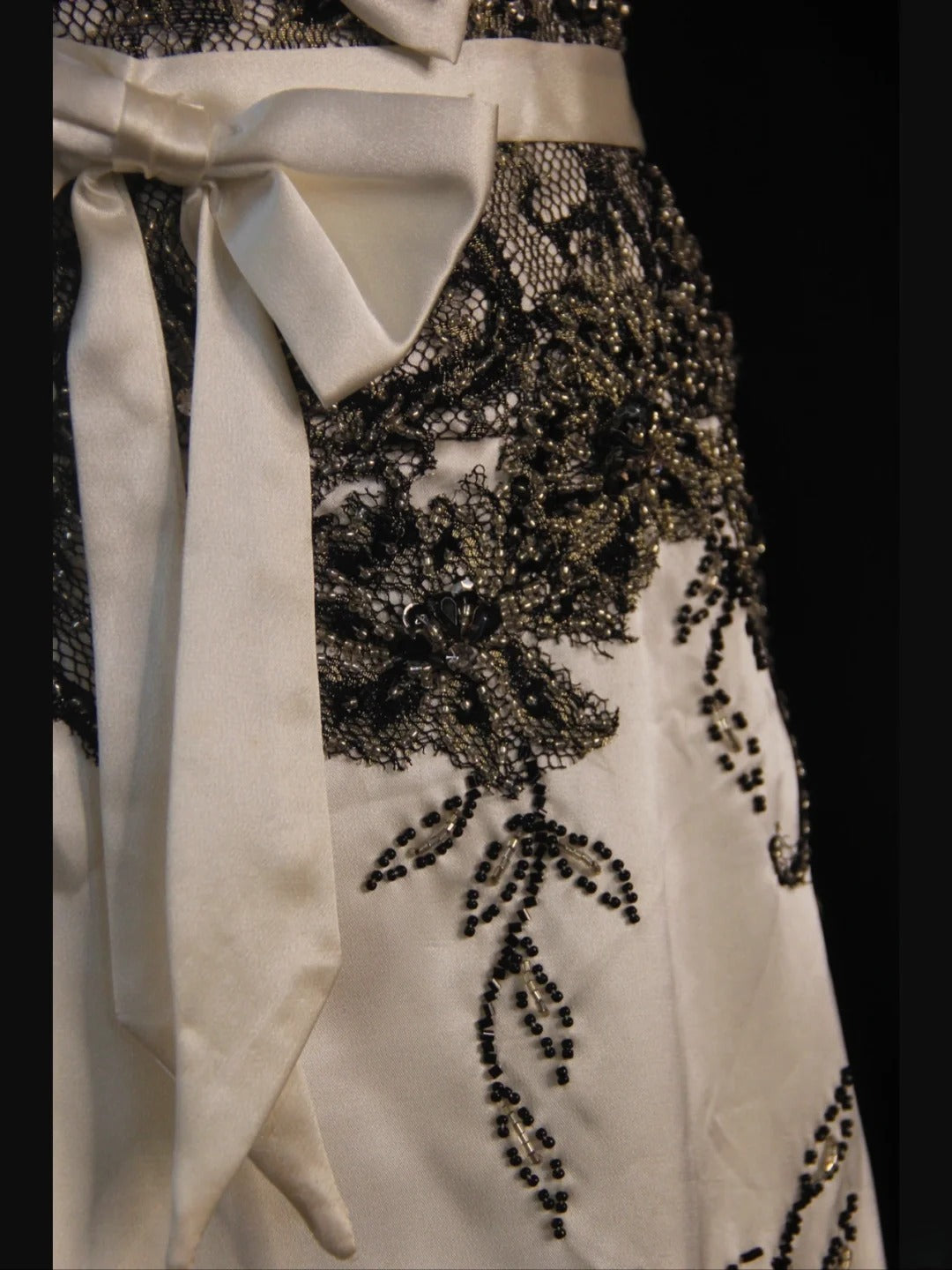Vintage A-Linien-Halterkleid aus schwarzer Spitze mit Perlen und weißem kurzem Oberteil, ideal für den 18. Geburtstag, Homecoming oder als Cocktailkleid (AS430)